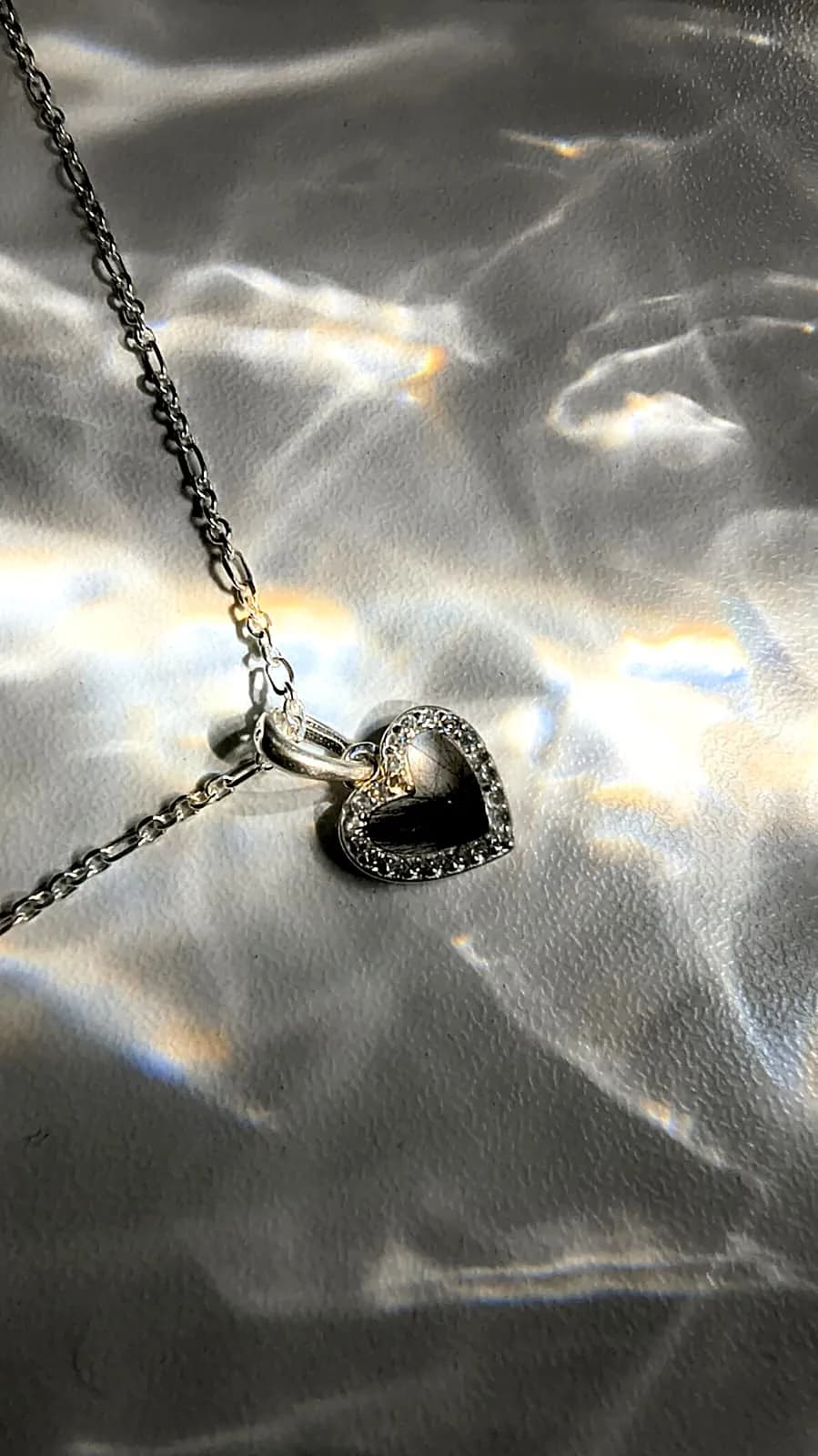 Corazón de plata con circones y el pelo de la mascota
